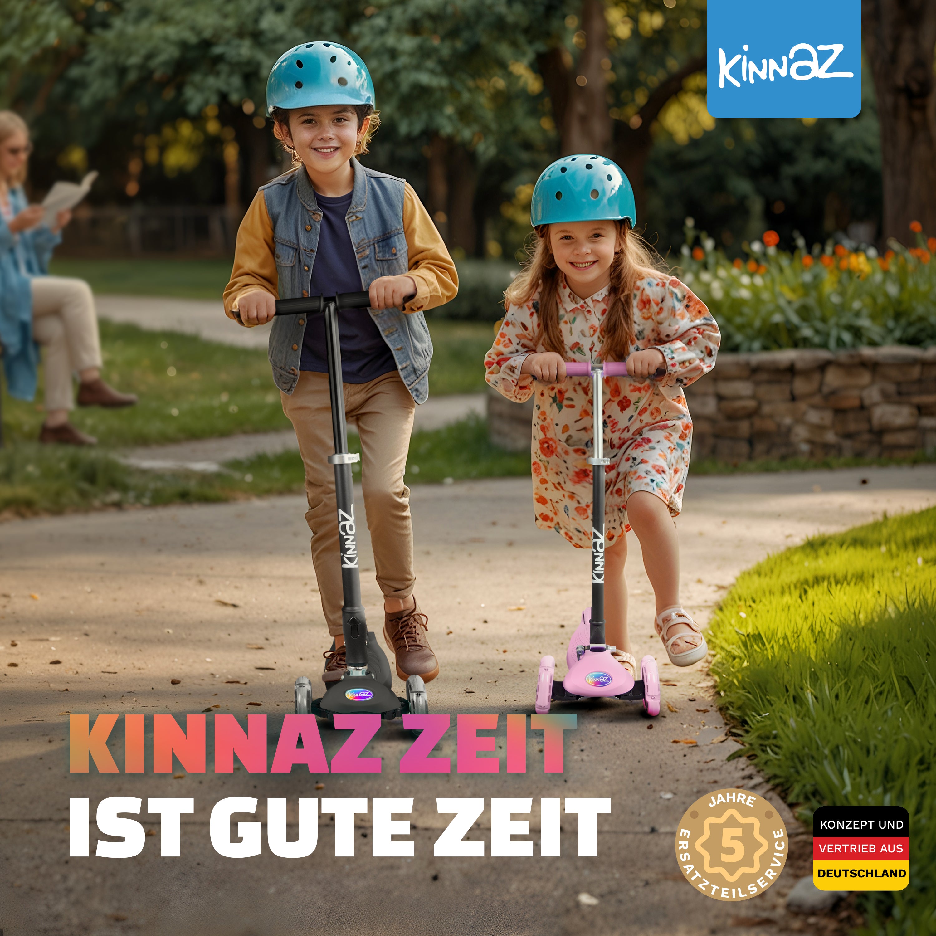 Zwei glückliche Kinder fahren auf Kinnaz-Rollern im Park, beide tragen blaue Helme. Ein Junge mit einer Jeansweste fährt einen schwarzen Roller, während ein Mädchen in einem geblümten Kleid einen rosa Roller benutzt.